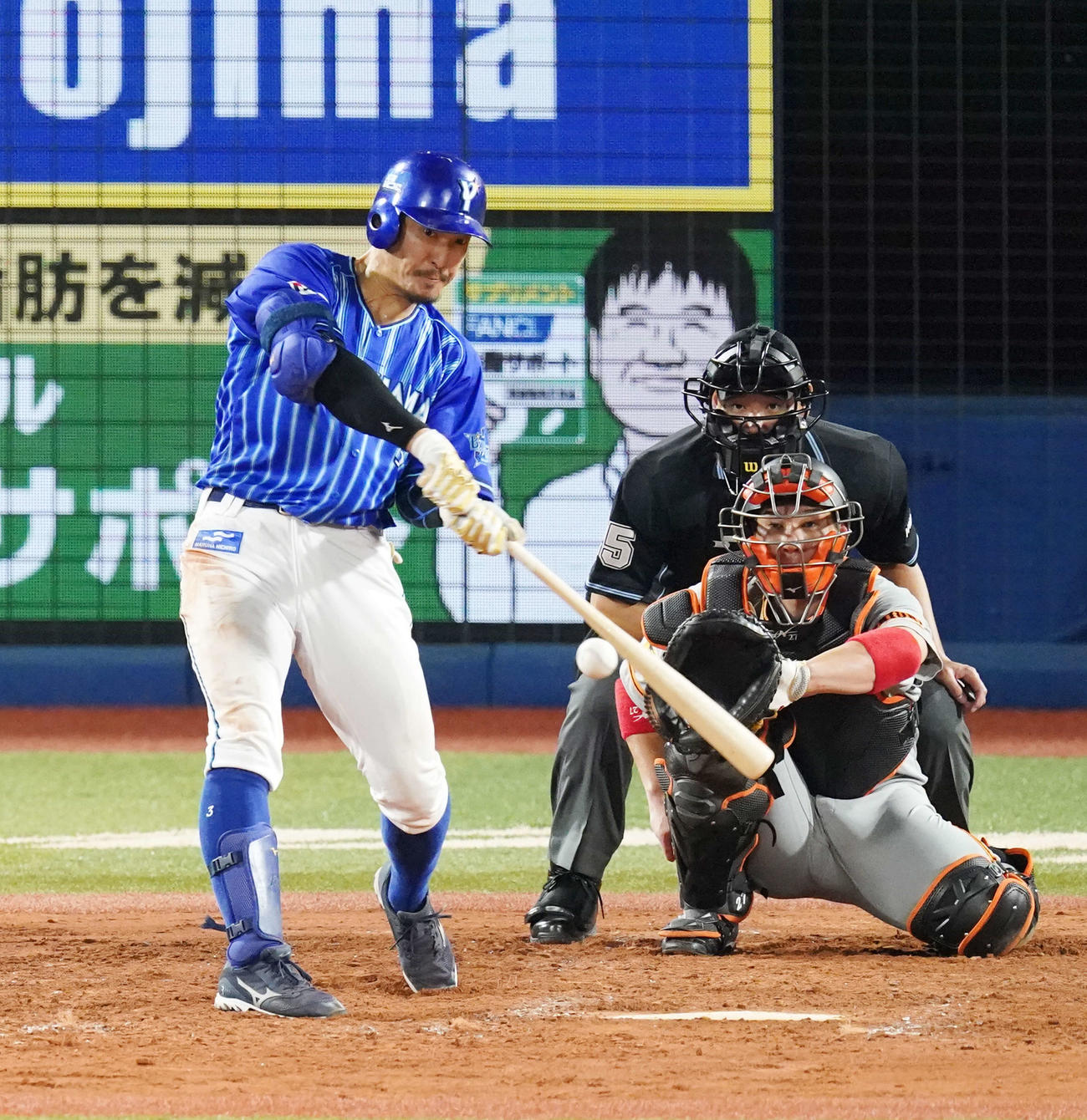 DeNA対巨人　5回裏DeNA無死、右中間にソロ本塁打を放つ梶谷（撮影・江口和貴）