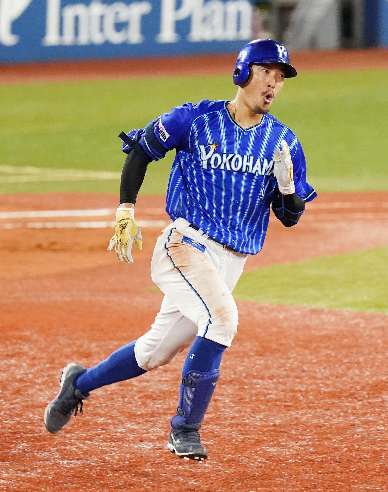 DeNA対巨人　5回裏DeNA無死、右中間にソロ本塁打を放った梶谷は驚きながらダイヤモンドを1周する（撮影・江口和貴）