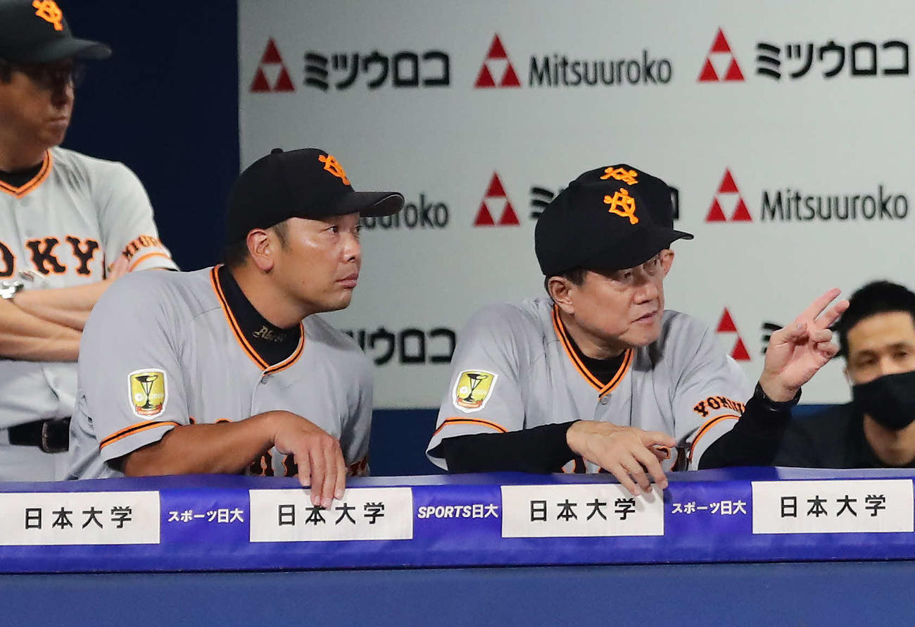 DeNA対巨人　6回、阿部へッドコーチ代行（左）と話す巨人原監督（撮影・丹羽敏通）
