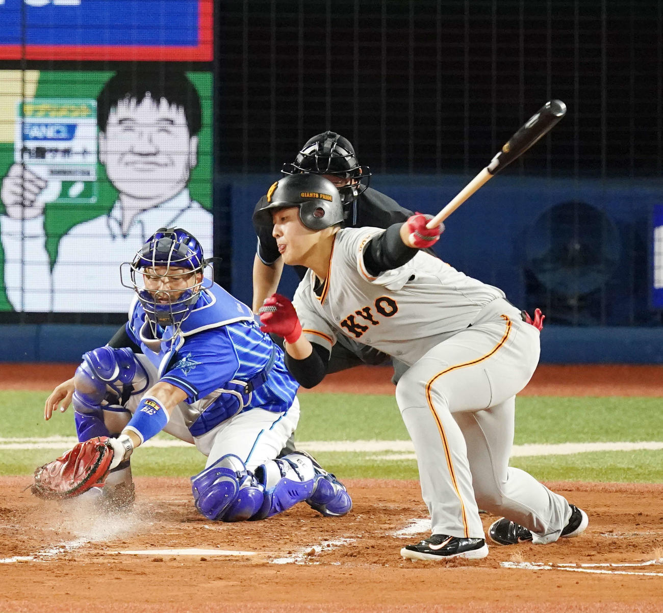 DeNA対巨人　2回表巨人無死、空振り三振に倒れる岡本（撮影・江口和貴）