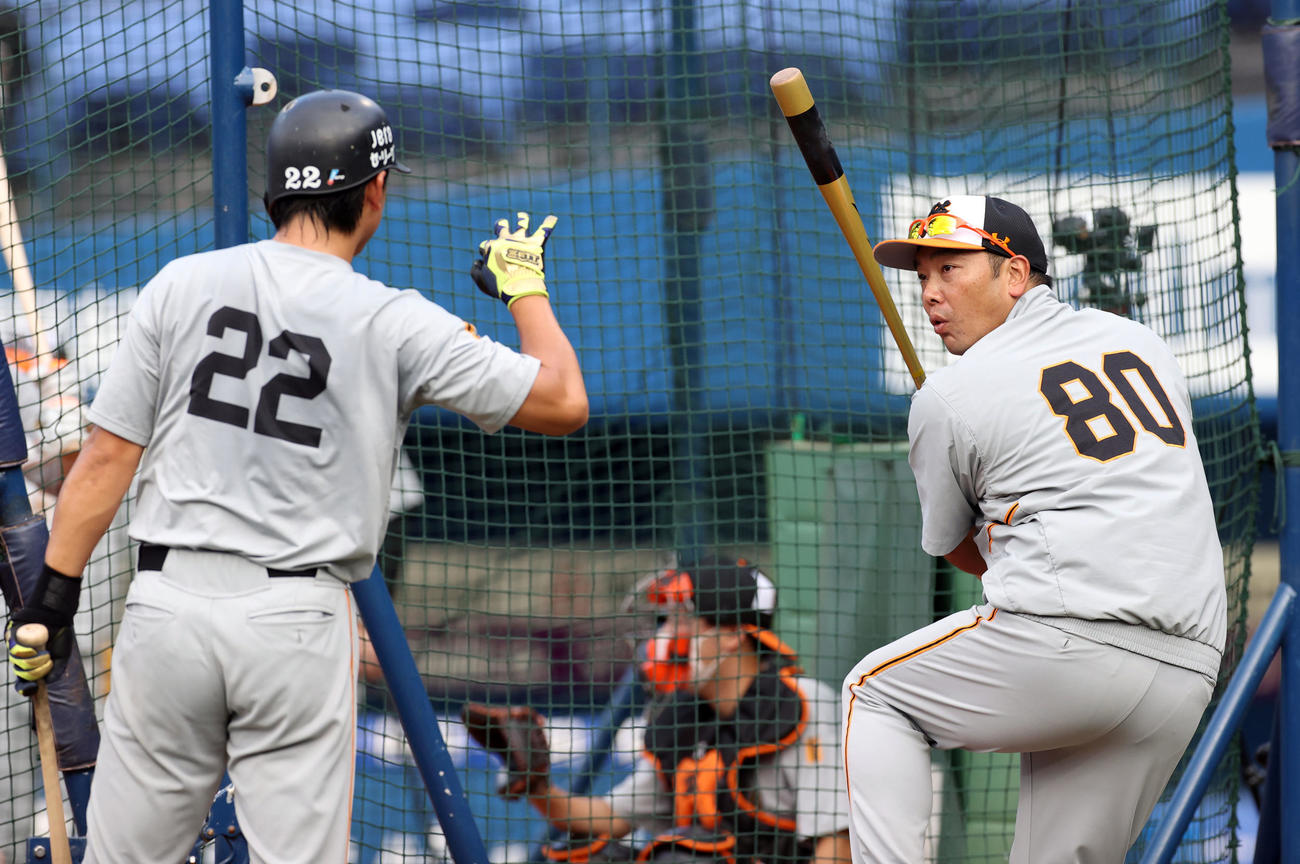 DeNA対巨人　小林（左）に打撃指導する阿部ヘッドコーチ代行（撮影・狩俣裕三）