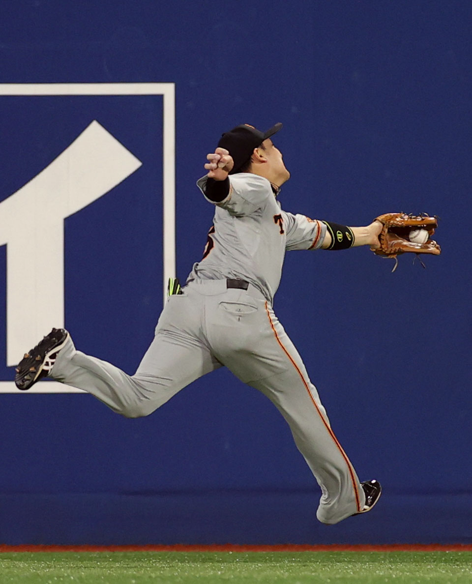 DeNA対巨人　7回裏DeNA1死一塁、宮崎の中飛を好捕する丸（撮影・狩俣裕三）
