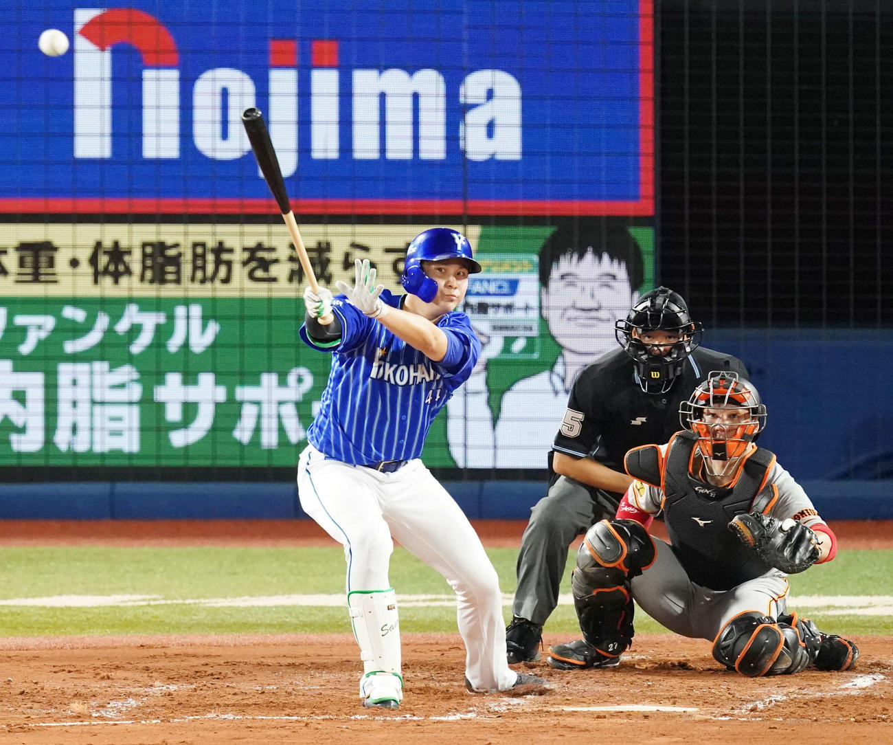 DeNA対巨人　2回裏DeNA無死、中前打を放つ佐野（撮影・江口和貴）