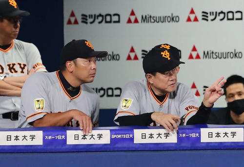 DeNA対巨人　6回、阿部へッドコーチ代行（左）と話す巨人原監督（撮影・丹羽敏通）