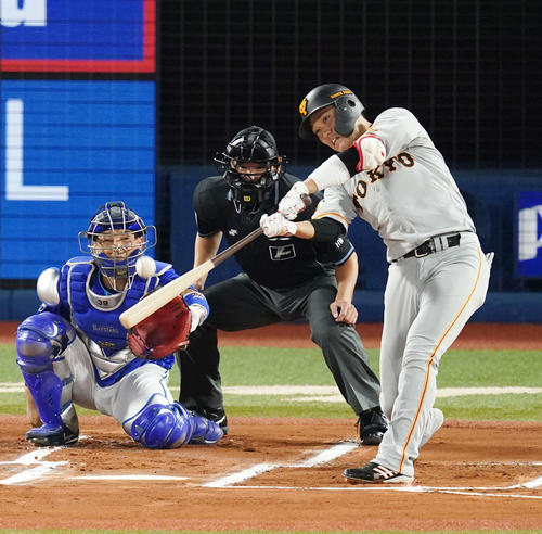 DeNA対巨人　1回表巨人無死、中飛に倒れる坂本（撮影・江口和貴）