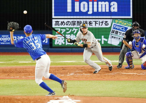 DeNA対巨人　9回表巨人2死一塁、投ゴロに倒れる丸（撮影・江口和貴）