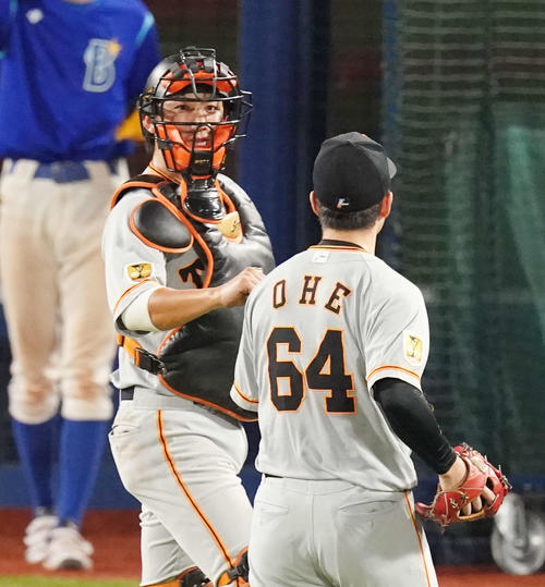 DeNA対巨人　8回裏終了後、巨人3番手の大江（右）に声をかけながらベンチに引き揚げる捕手小林（撮影・江口和貴）