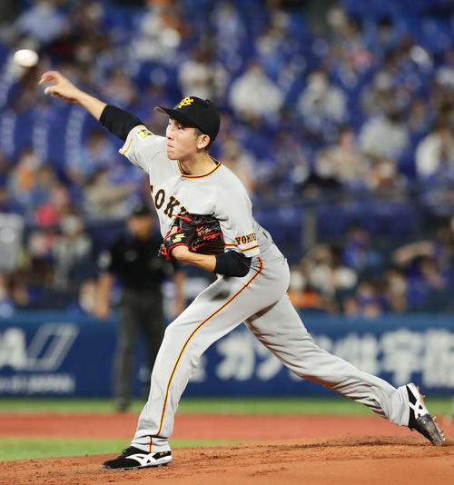 DeNA対巨人　力投する巨人先発の戸郷（撮影・丹羽敏通）