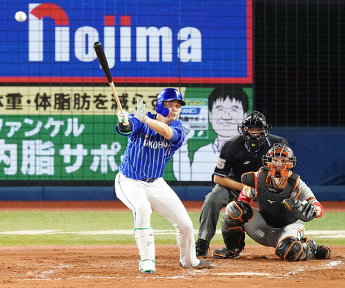 DeNA対巨人　2回裏DeNA無死、中前打を放つ佐野（撮影・江口和貴）