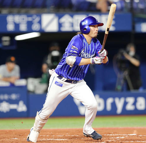 DeNA対巨人　2回裏DeNA1死二、三塁、倉本は右前に先制の2点適時打を放つ（撮影・丹羽敏通）