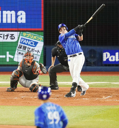 DeNA対巨人　3回裏DeNA無死二、三塁、右中間に3点本塁打を放つオースティン（撮影・江口和貴）