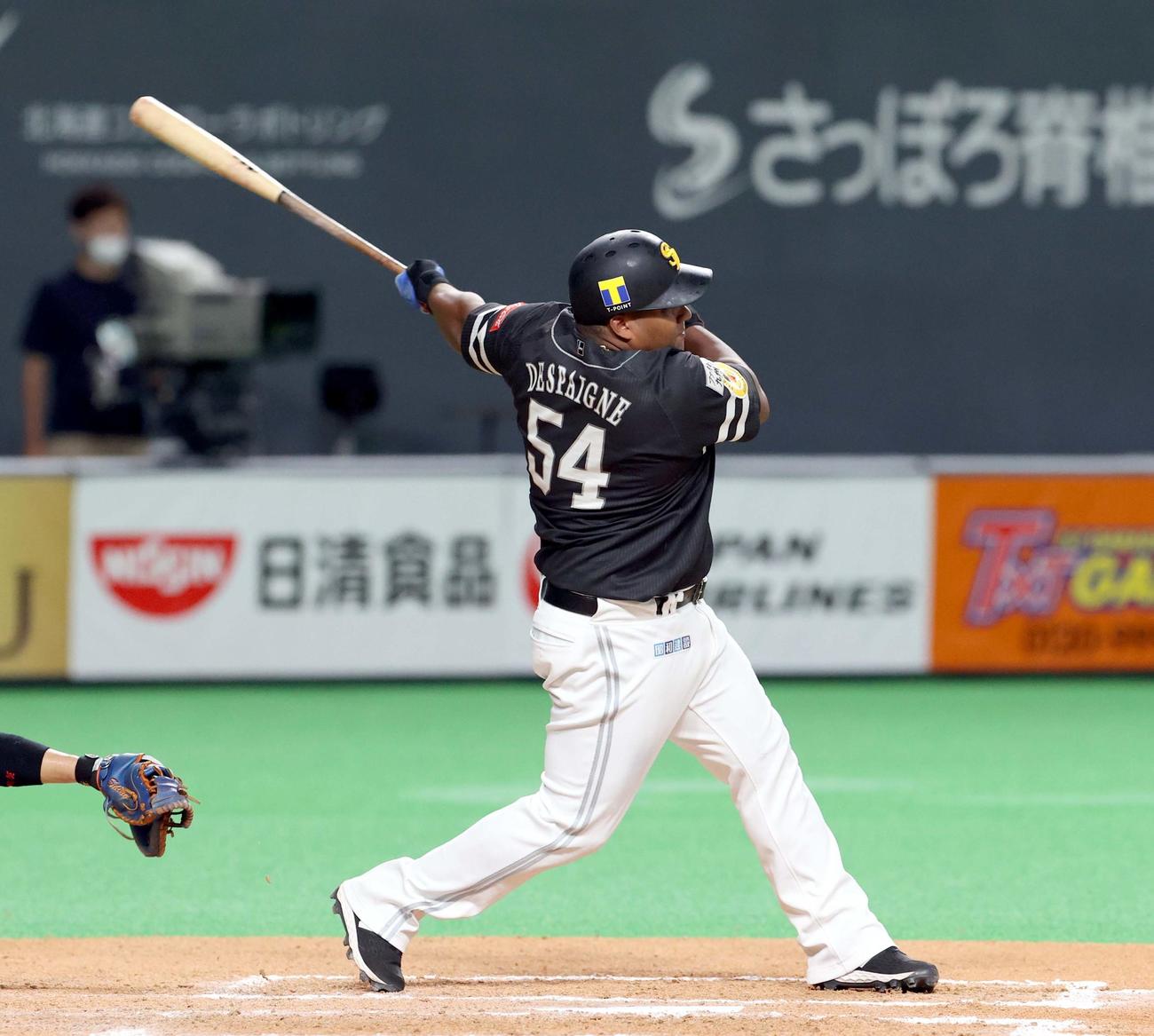 日本ハム対ソフトバンク　7回表ソフトバンク1死満塁、デスパイネは勝ち越しとなる中前適時打を放つ（撮影・佐藤翔太）