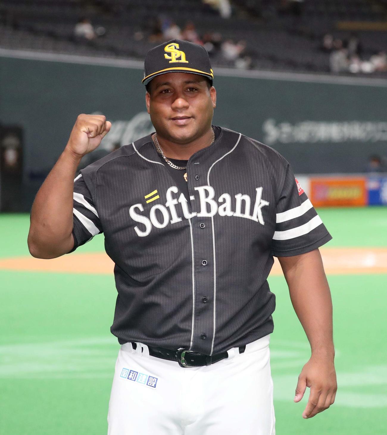 日本ハム対ソフトバンク　試合終了後、ガッツポーズをしながら記念撮影をするソフトバンク・デスパイネ（撮影・佐藤翔太）