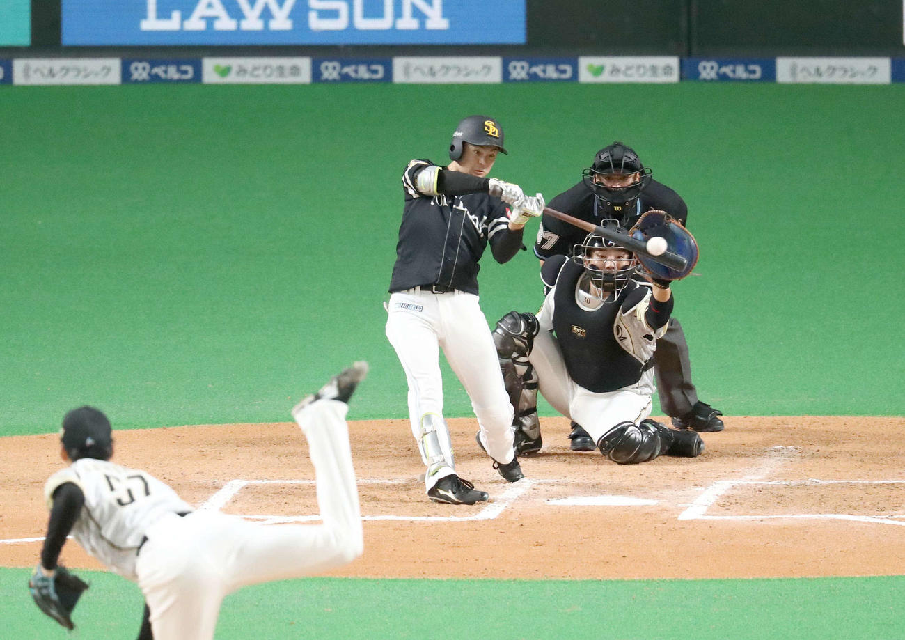 日本ハム対ソフトバンク　6回表ソフトバンク2死満塁、左前適時打を放つ川瀬（撮影・黒川智章）