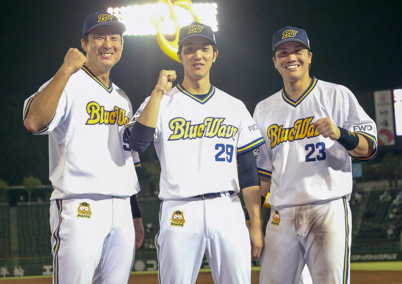 オリックス対楽天　ヒーローインタビューを終え笑顔で記念撮影に応じる、左から杉本、田嶋、伏見（撮影・上山淳一）
