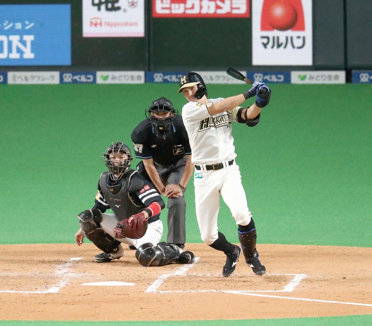 日本ハム対ソフトバンク　2回裏日本ハム無死二塁、中前適時打を放つ大田（撮影・黒川智章）