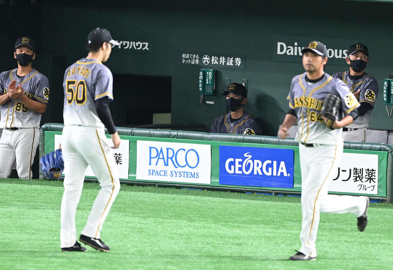 巨人対阪神　5回裏途中で降板する阪神青柳（左から2人目）と浮かない表情の矢野監督（中央）（撮影・鈴木みどり）