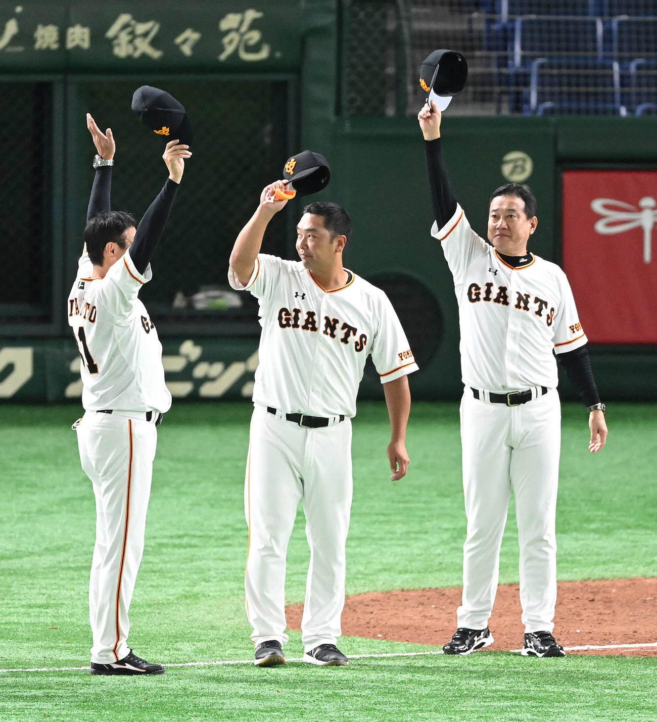 巨人対阪神　9連勝し、ファンの声援に応える巨人阿部ヘッドコーチ代行（中央）と原監督（右）（撮影・鈴木みどり）