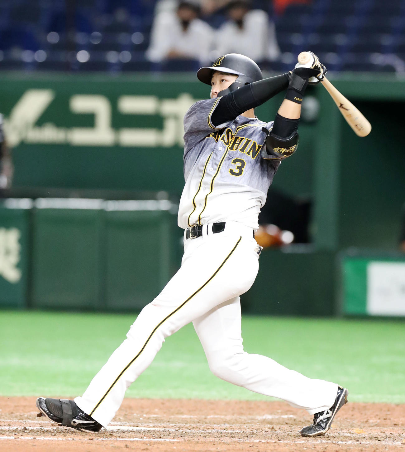 巨人対阪神　9回表阪神1死一塁、大山は左越え2点本塁打を放つ（撮影・加藤哉）