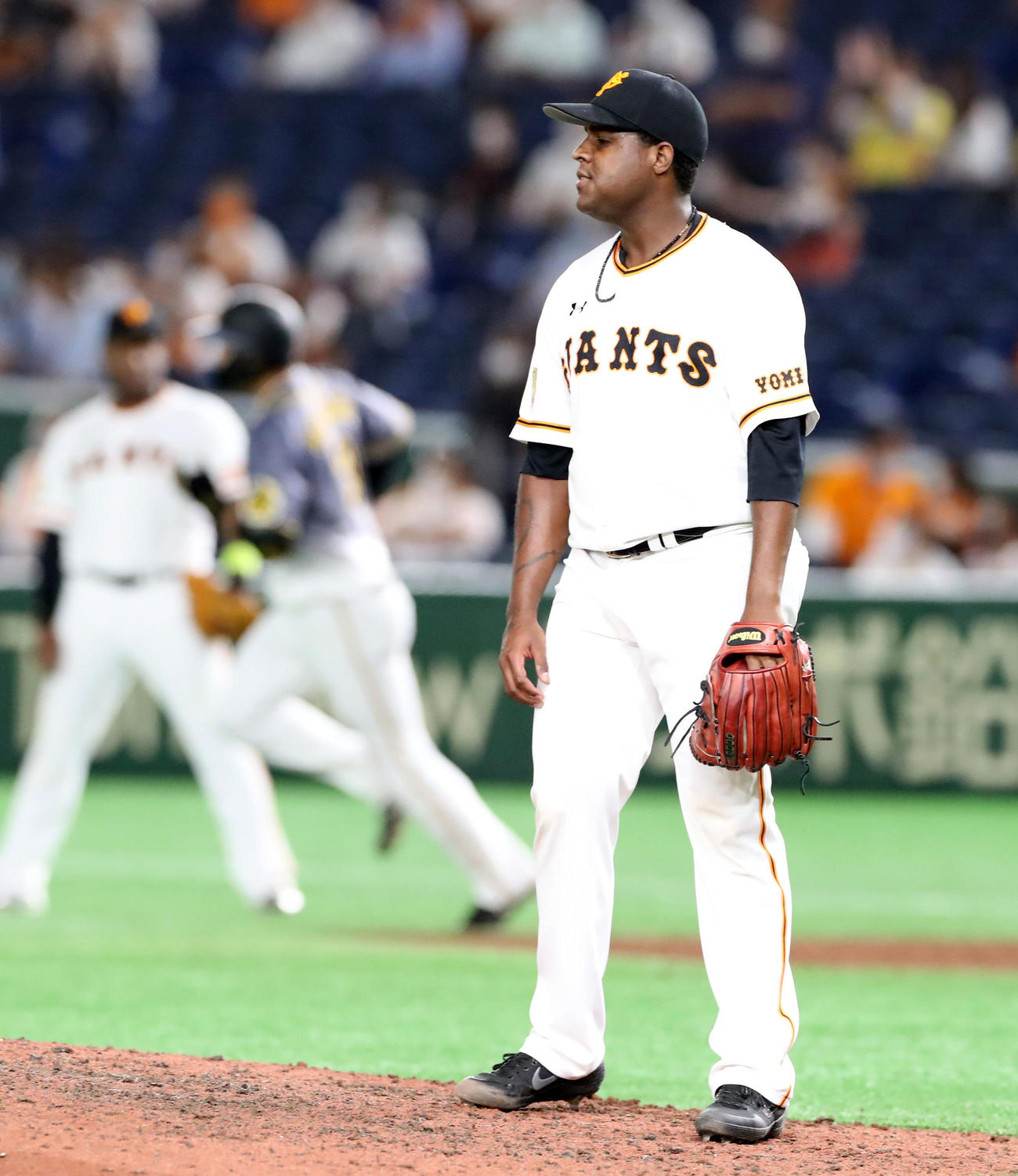 巨人対阪神　9回表阪神1死一塁、デラロサは大山に左越え2点本塁打を被弾（撮影・加藤哉）