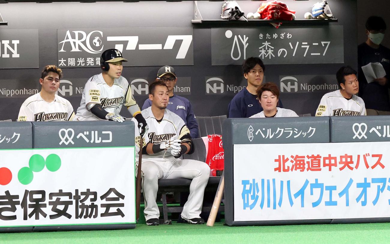 日本ハム対ソフトバンク　意気消沈の日本ハムベンチ（撮影・佐藤翔太）