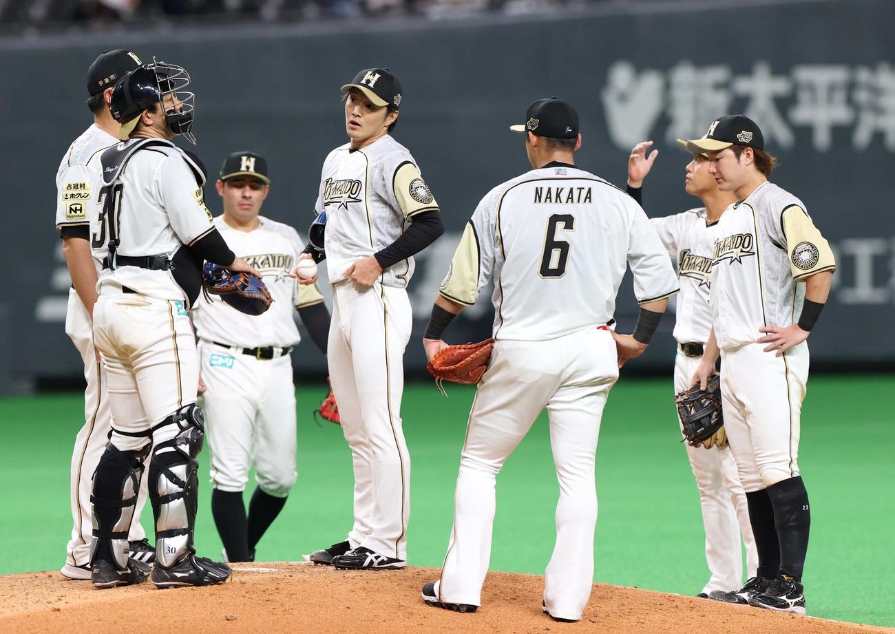 日本ハム対ソフトバンク　7回表ソフトバンク1死満塁、デスパイネに勝ち越しとなる中前適時打を打たれる日本ハム玉井（中央）（撮影・佐藤翔太）