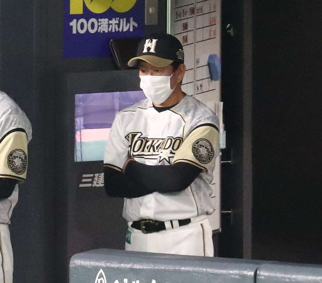 日本ハム対ソフトバンク　ベンチで渋い表情の栗山監督（撮影・黒川智章）