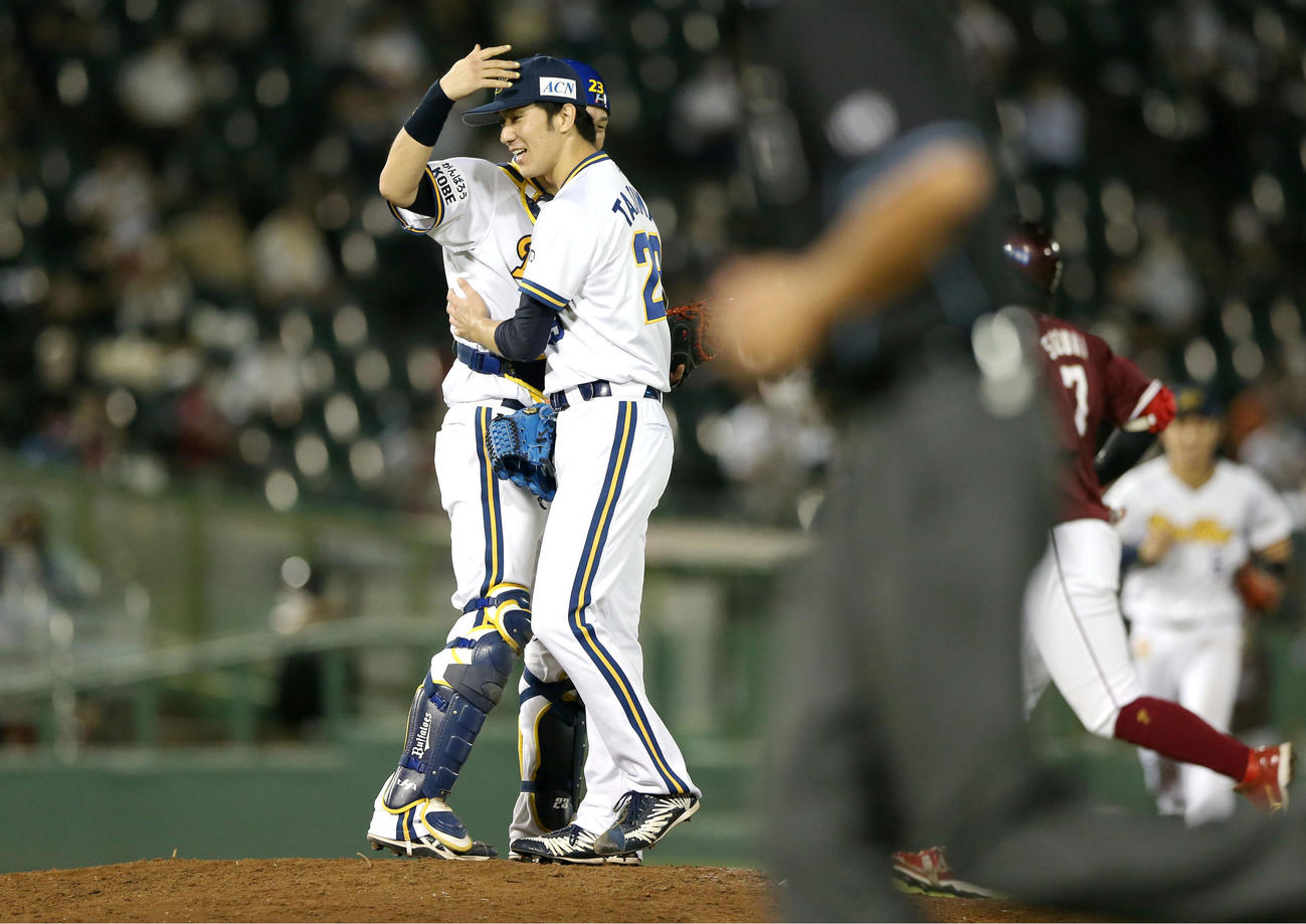 オリックス対楽天　田嶋（右）はプロ初完投初完封し捕手の伏見から祝福され笑顔を見せる（撮影・上山淳一）