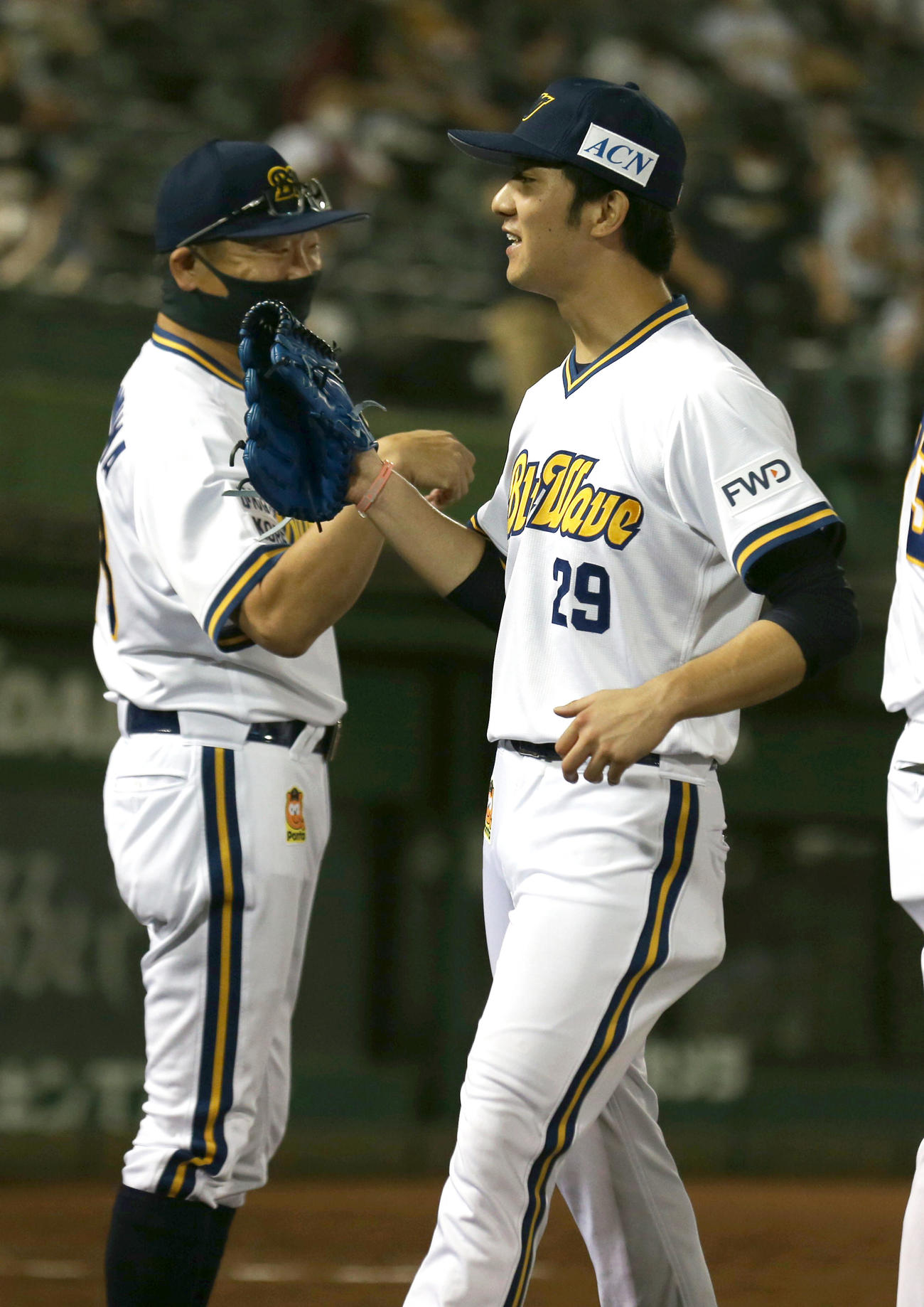 オリックス対楽天　楽天相手にプロ初完投初完封し田嶋（右）は中嶋監督代行から笑顔の出迎えを受ける（撮影・上山淳一）