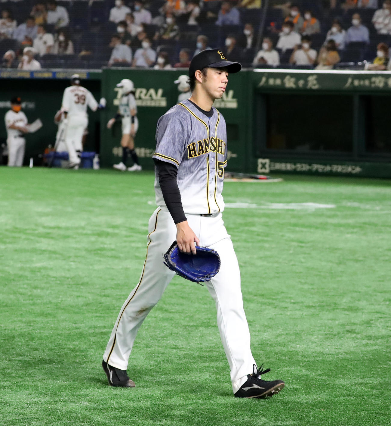 巨人対阪神　5回裏巨人無死一、三塁、青柳は田中俊を迎えたところで降板する（撮影・加藤哉）