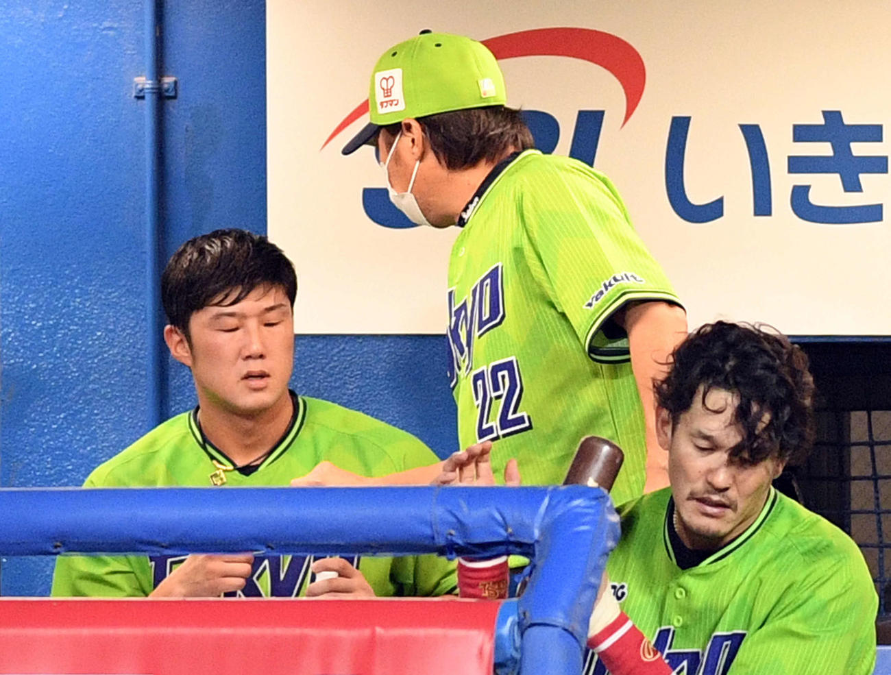 ヤクルト対DeNA　5回を投げ終えたヤクルト歳内（左）は高津監督（中央）とグータッチする（撮影・滝沢徹郎）