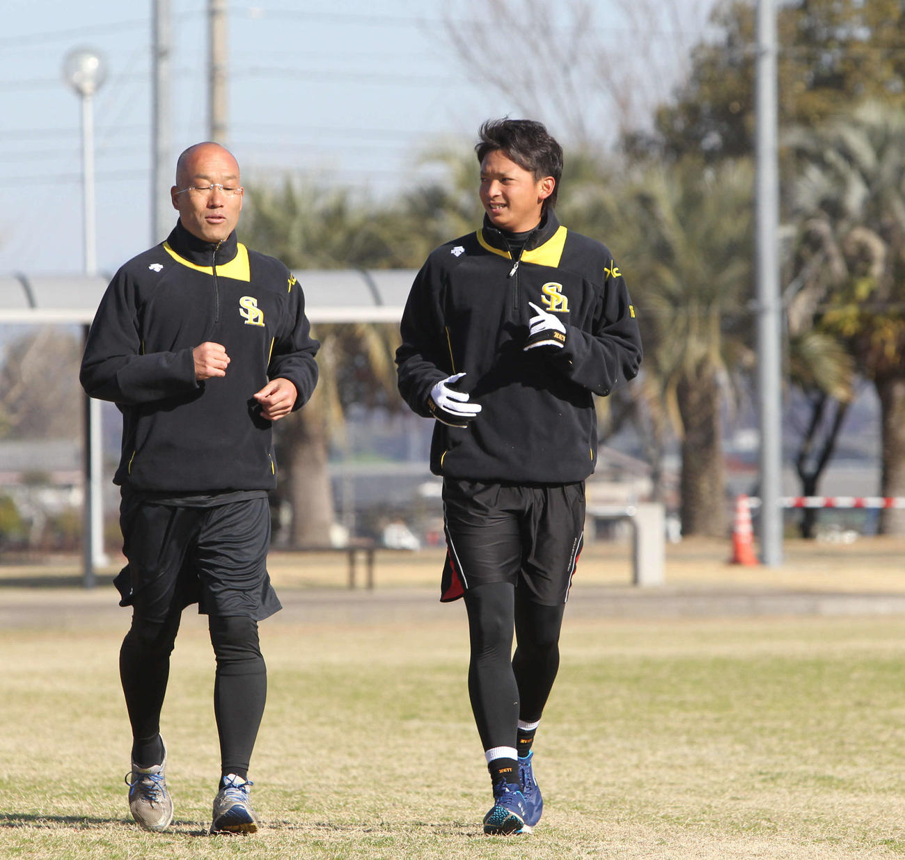 川村コーチ（左）は東浜とランニングをする（2014年2月6日）
