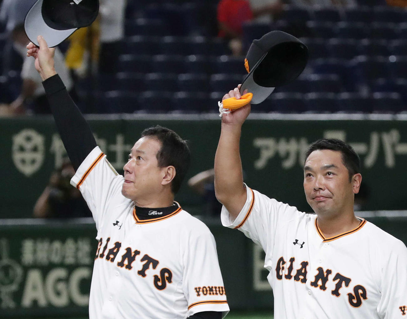 巨人対阪神　阪神を下し、客席に帽子を振る原監督（左）と阿部ヘッドコーチ代行（撮影・河野匠）