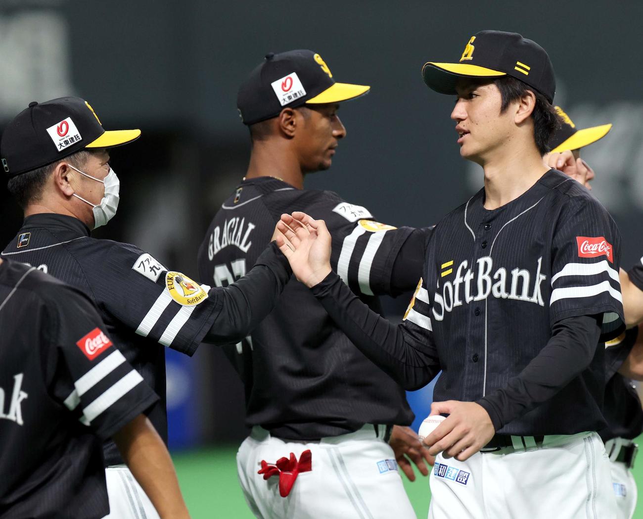 日本ハム対ソフトバンク　試合終了後、ソフトバンク高橋礼を出迎える工藤監督（左）（撮影・佐藤翔太）