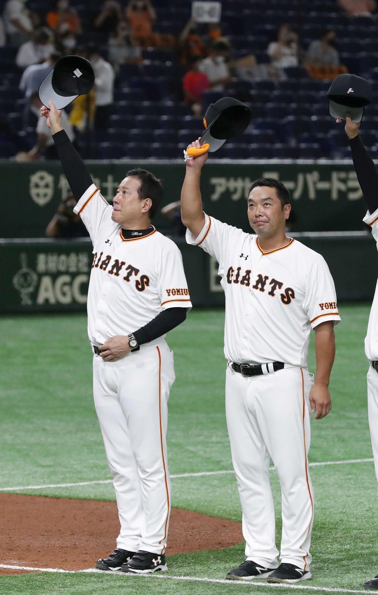 巨人対阪神　阪神を下し、客席に帽子を振る原監督（左）と阿部ヘッドコーチ代行（撮影・河野匠）