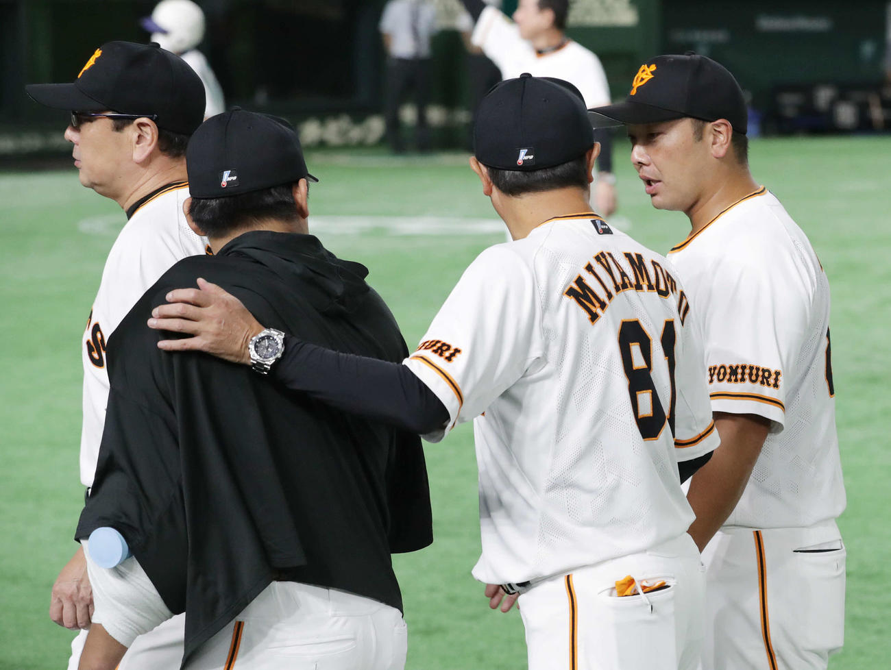 巨人対阪神　阪神を下し、勝利投手となった田口（手前左）に声を掛ける阿部ヘッドコーチ代行（右端（撮影・河野匠）