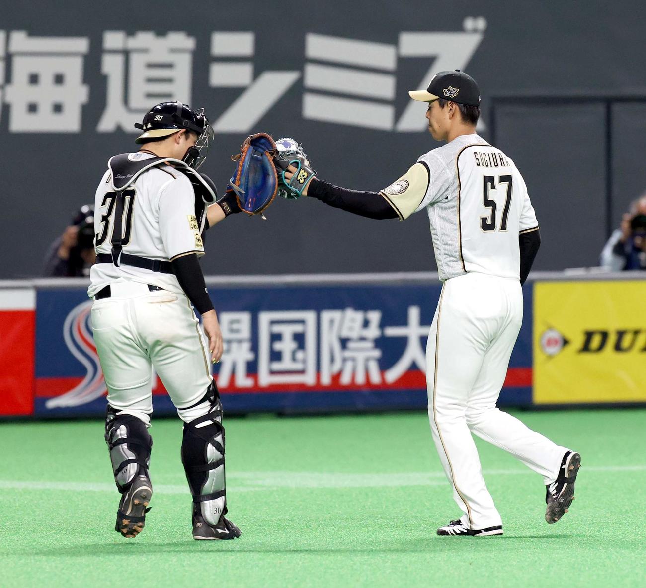 日本ハム対ソフトバンク　タッチを交わしながらベンチに戻る日本ハム宇佐見と杉浦（右）（撮影・佐藤翔太）