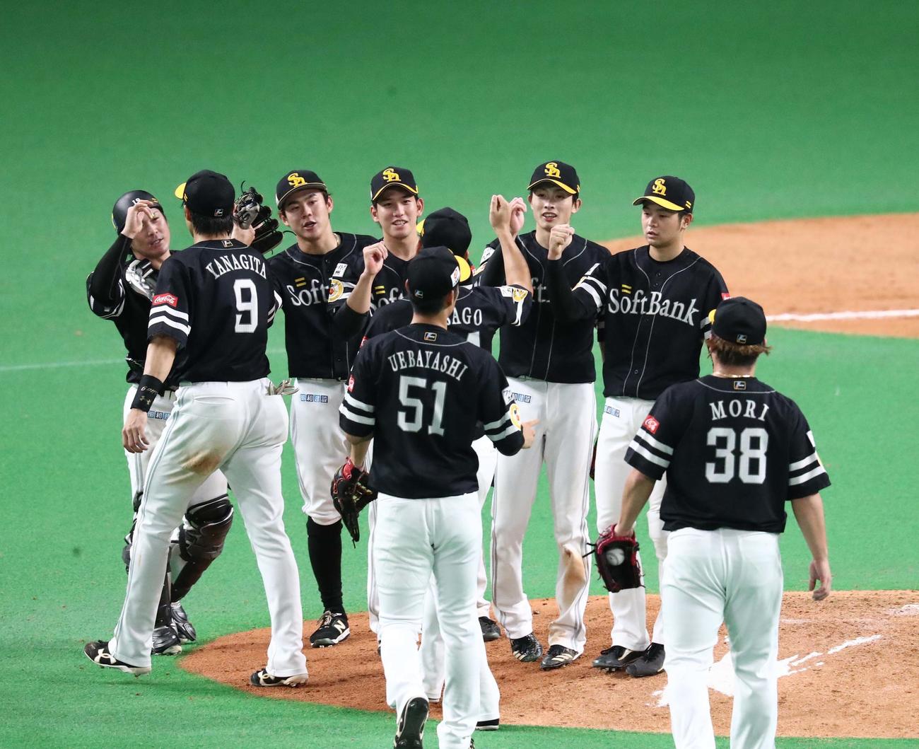 日本ハム対ソフトバンク　試合後、マウンドで笑顔のソフトバンクナイン（撮影・黒川智章）