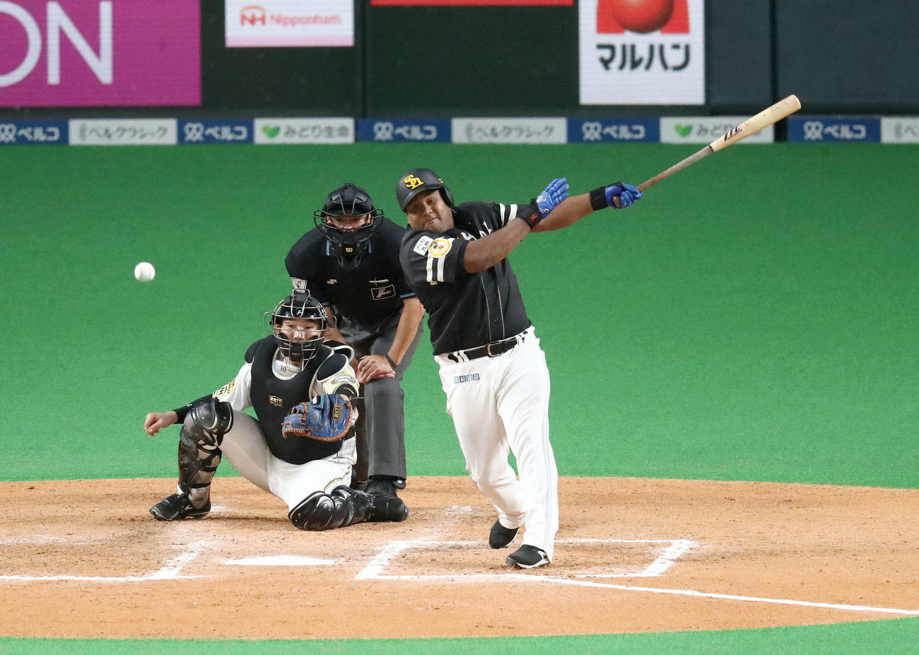 日本ハム対ソフトバンク　7回表ソフトバンク1死満塁、中前2点適時打を放つデスパイネ（撮影・黒川智章）