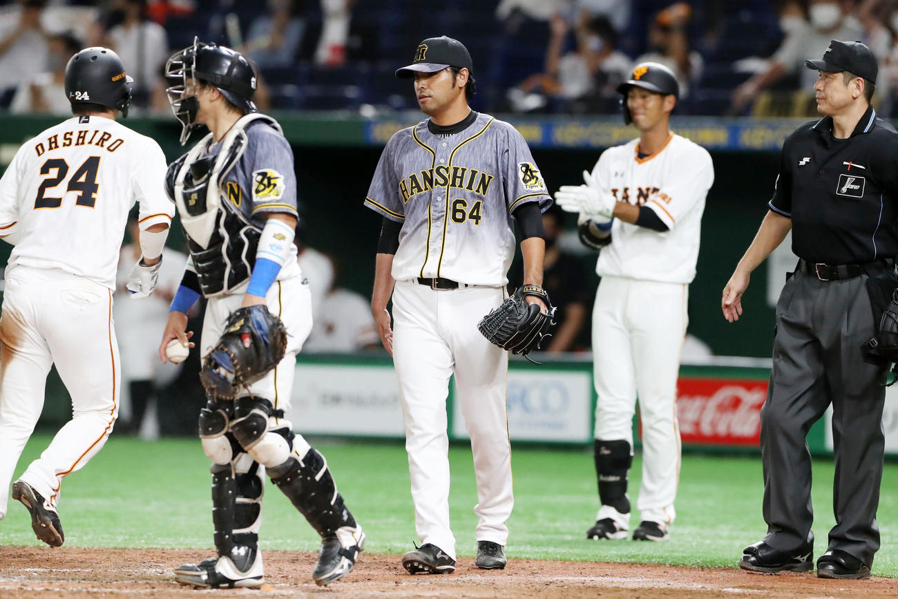 巨人対阪神　5回裏巨人無死一、二塁、桑原は田中俊に左前適時打を打たれ失点する（撮影・加藤哉）