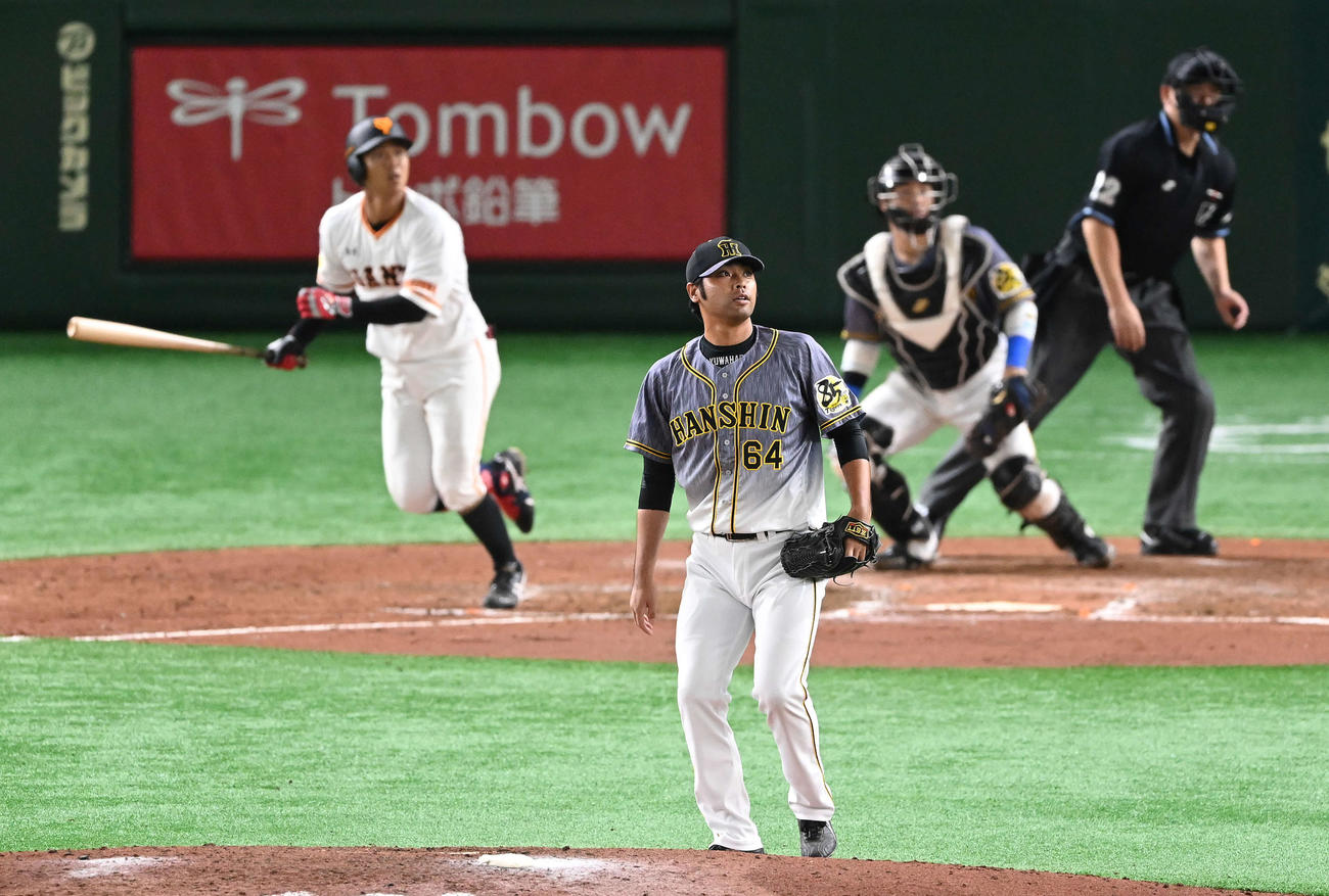 巨人対阪神　5回裏巨人無死一、二塁、田中俊に左前適時打を浴びる桑原（撮影・鈴木みどり）