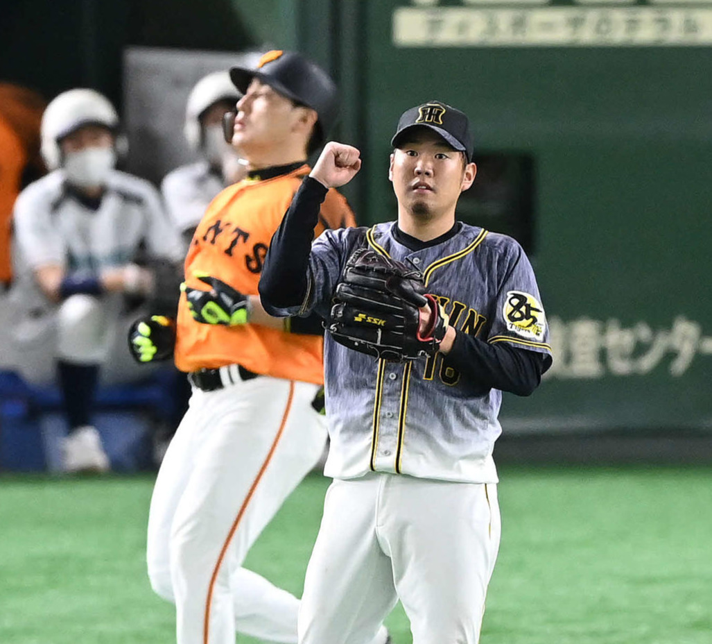 巨人対阪神　9回裏巨人2死一塁、丸を一ゴロに仕留め、完封勝利の西勇はガッツポーズ（撮影・鈴木みどり）