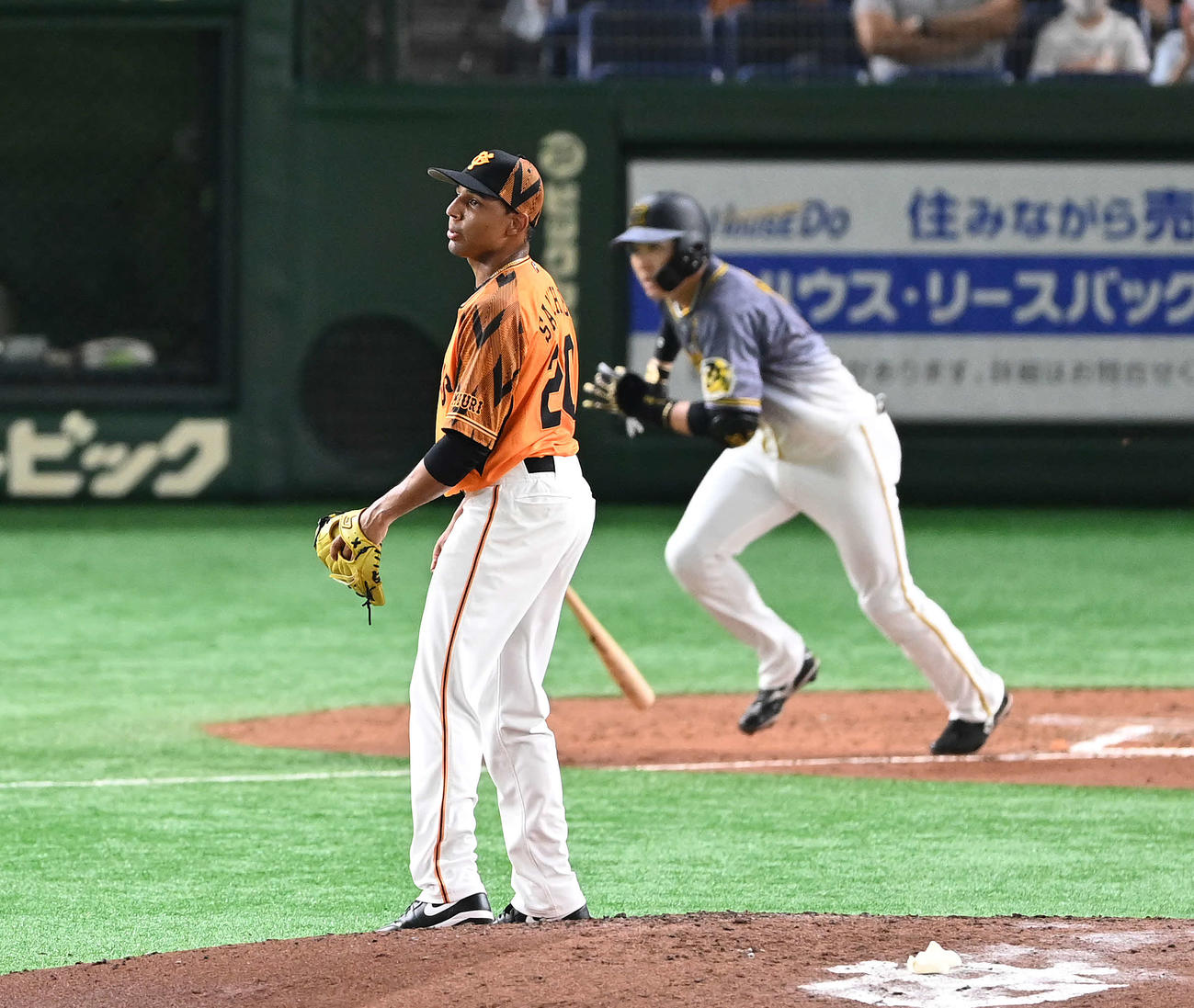 巨人対阪神　2回表阪神2死二塁、大山に右前適時打を浴びるサンチェス（撮影・鈴木みどり）