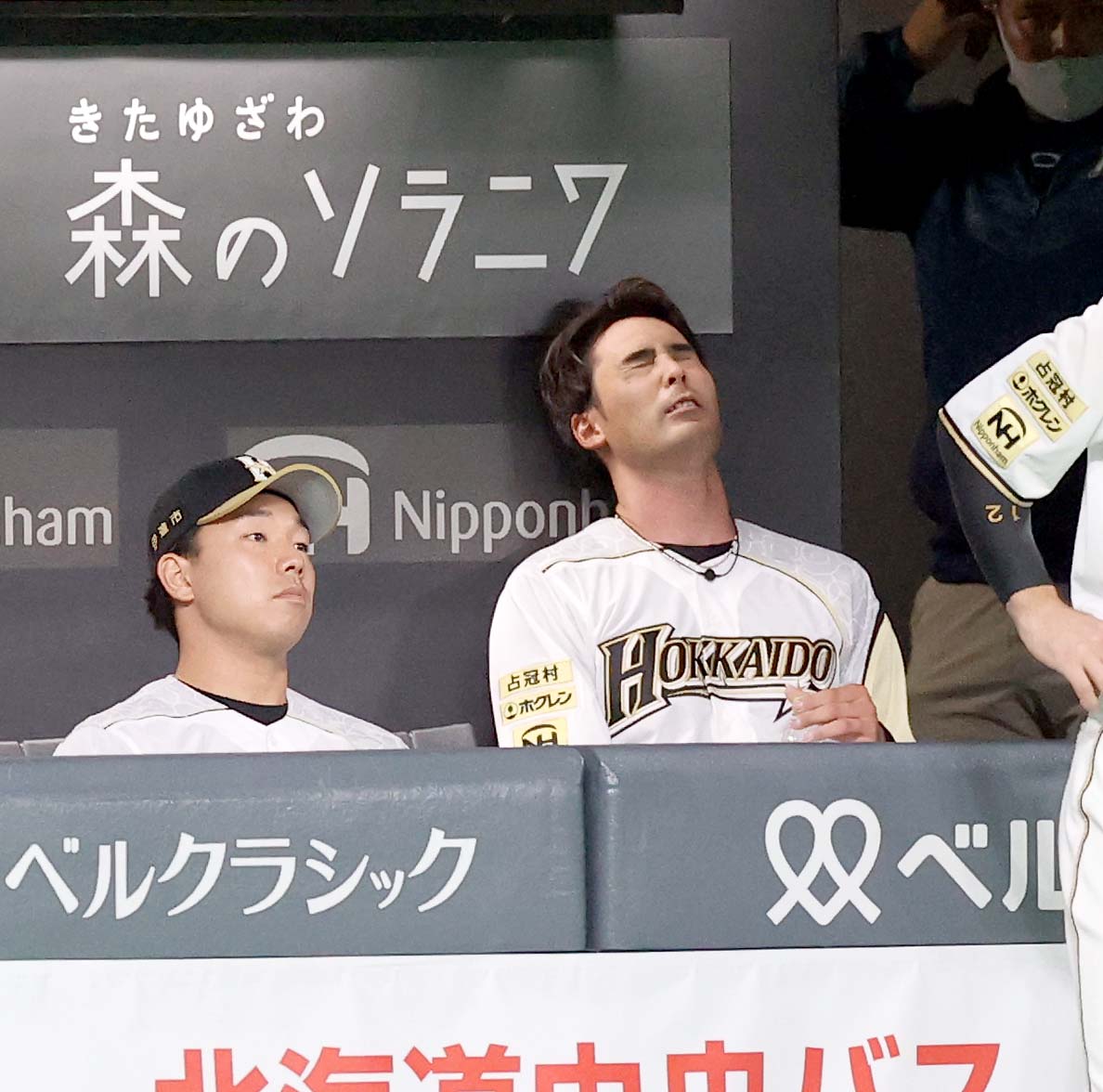 日本ハム対ソフトバンク　9回途中で降板しベンチで悔しそうな表情をする日本ハム上原（撮影・佐藤翔太）