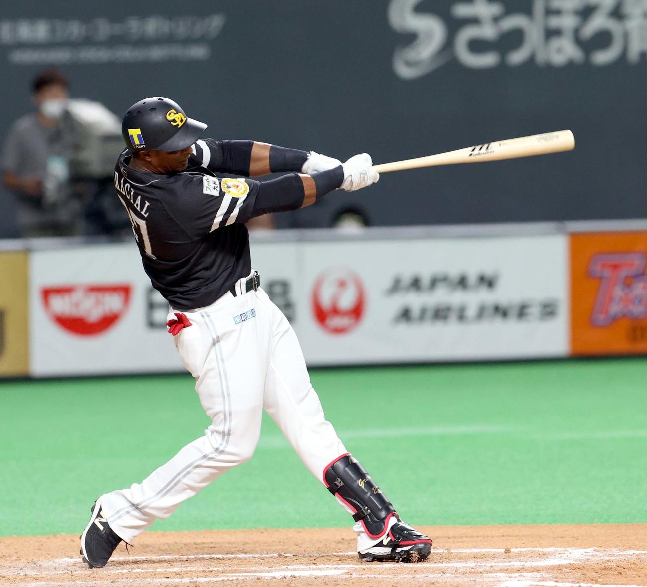 日本ハム対ソフトバンク　9回表ソフトバンク無死一、二塁、グラシアルは先制となる右前適時打を放つ（撮影・佐藤翔太）