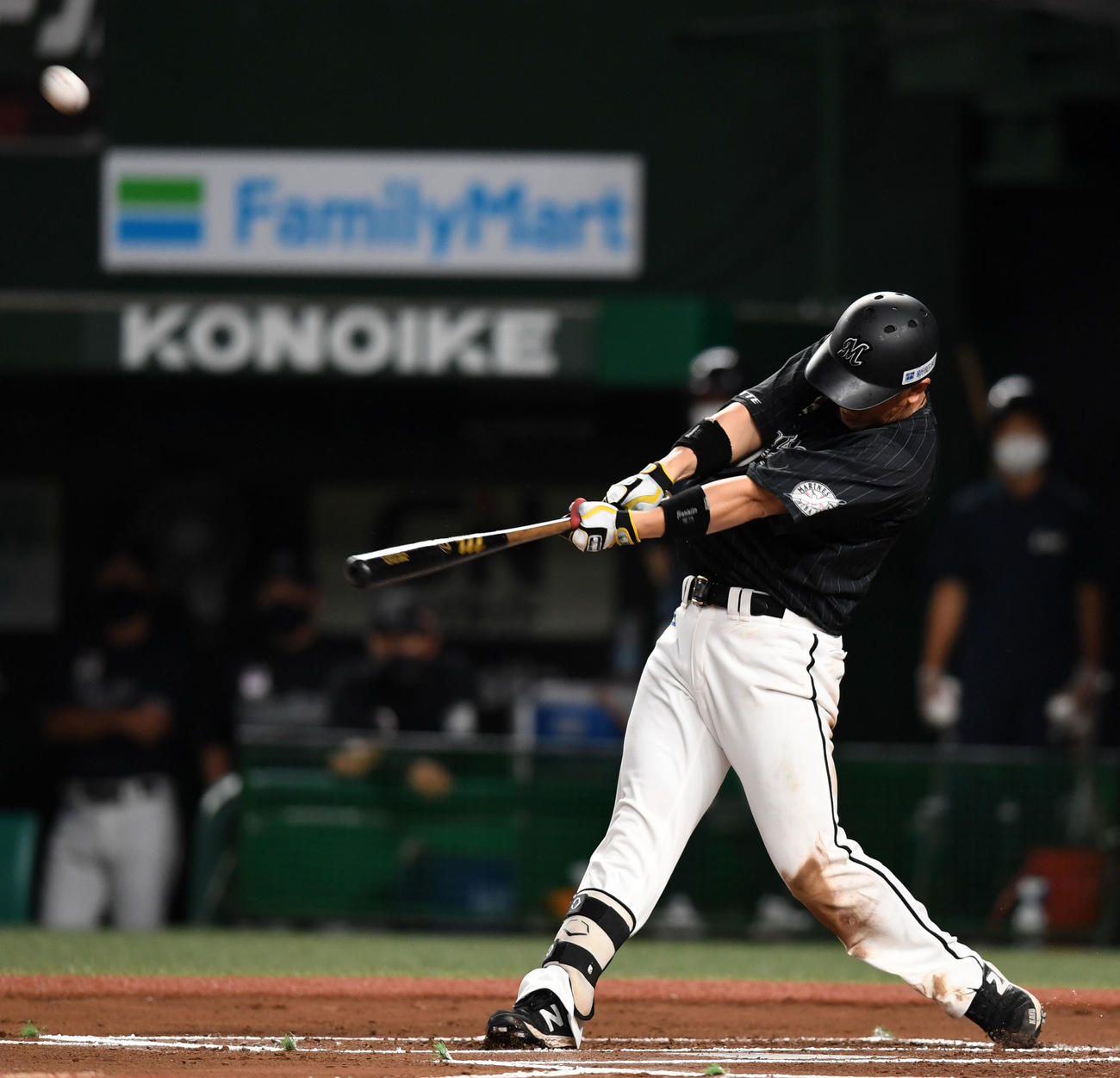 西武対ロッテ　6回表ロッテ1死二塁、右越え2点本塁打を放つ角中（撮影・横山健太）