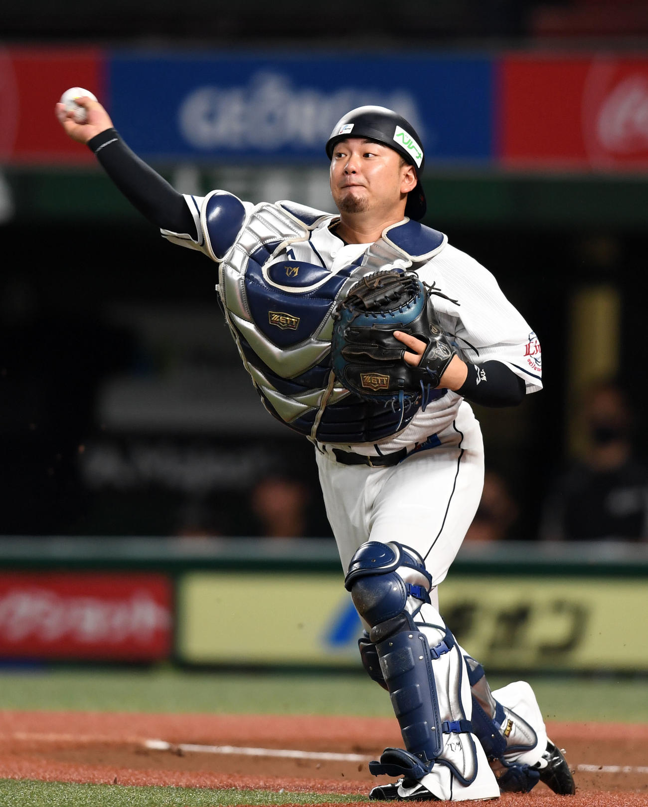 西武対ロッテ　2回表ロッテ無死一、二塁、捕犠打野選から三塁へ暴投する森（撮影・横山健太）