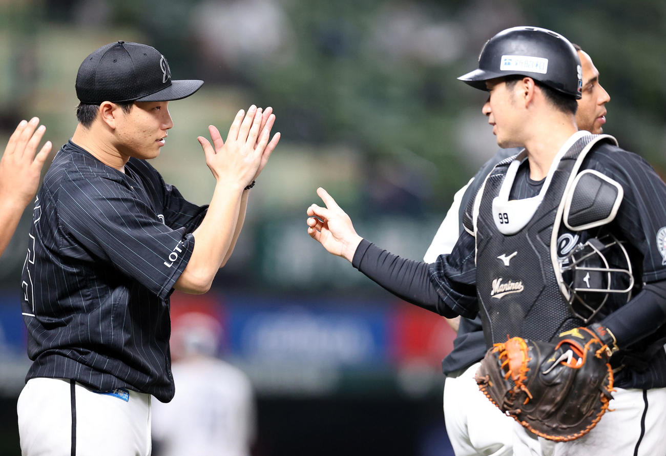 西武対ロッテ　完封は逃したが、5勝目を挙げた岩下（左）は捕手柿沼を拍手の感謝で迎える（撮影・浅見桂子）