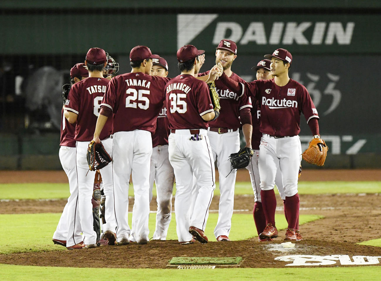 オリックス対楽天　オリックスに勝利、喜ぶ楽天ナイン（撮影・前岡正明）