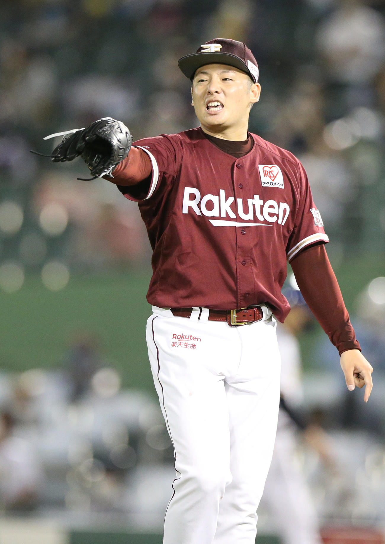 オリックス対楽天15回戦　5回裏オリックス2死二、三塁、松井は杉本を三ゴロに仕留め三塁手茂木にグラブを向け声をかける（撮影・上山淳一）